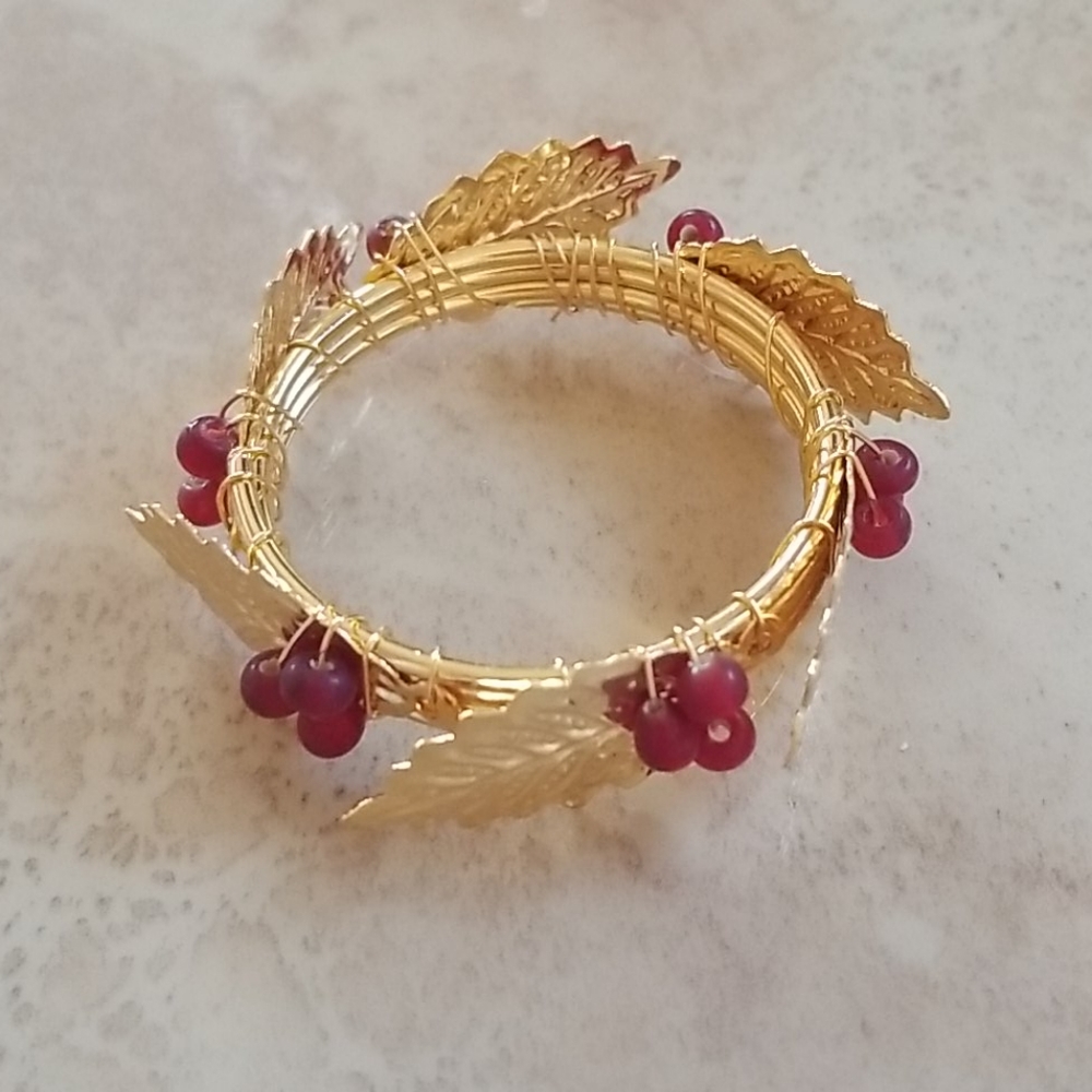 **Host Pick** Goldtone Leaf & Red Beads Napkin Ring nwot